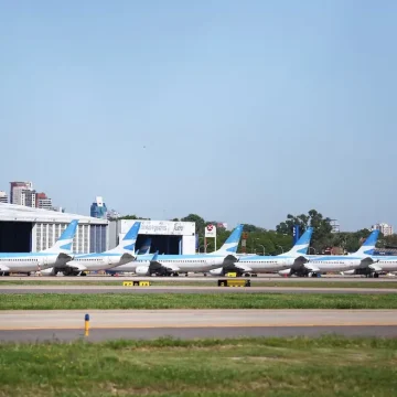 El Gobierno y los gremios de Aerolíneas Argentinas retoman las negociaciones en medio de tensiones