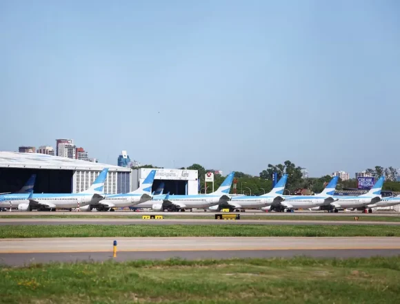 El Gobierno y los gremios de Aerolíneas Argentinas retoman las negociaciones en medio de tensiones