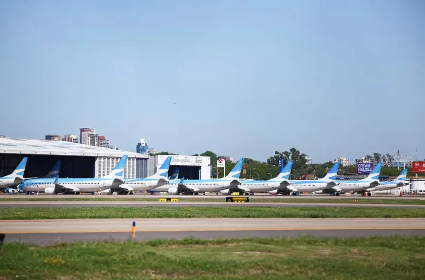 El Gobierno y los gremios de Aerolíneas Argentinas retoman las negociaciones en medio de tensiones