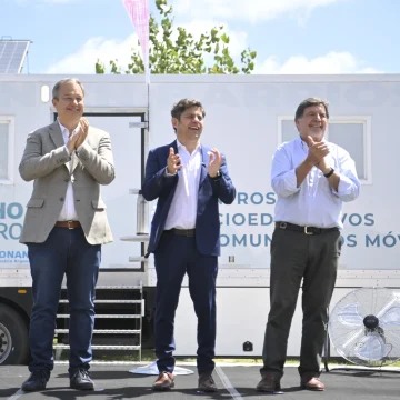 Almirante Brown | Kicillof visitó los Centros Socioeducativos Móviles y firmó convenios de desarrollo local
