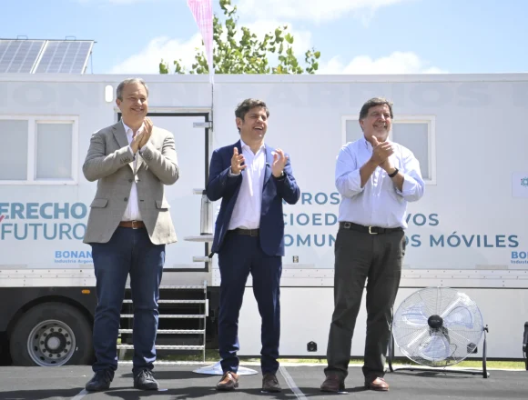 Almirante Brown | Kicillof visitó los Centros Socioeducativos Móviles y firmó convenios de desarrollo local