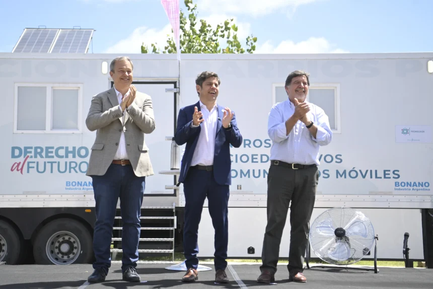 Almirante Brown | Kicillof visitó los Centros Socioeducativos Móviles y firmó convenios de desarrollo local