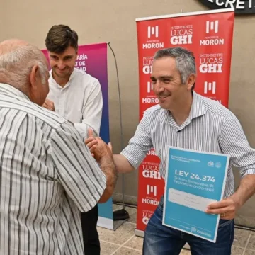 Morón | Ghi y Larroque entregaron escrituras a los vecinos del municipio en el marco de la Regularización Dominial