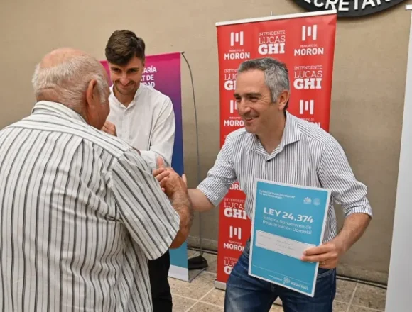 Morón | Ghi y Larroque entregaron escrituras a los vecinos del municipio en el marco de la Regularización Dominial