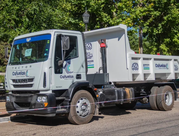 multimedia.grande.81bfbaa383f46e62.bWFxdWluYXJpYSBjYcOxdWVsYXMgMV9ncmFuZGUud2VicA== Cañuelas | Fassi anunció la incorporación de camiones, tractores y herramientas para mejorar los servicios locales