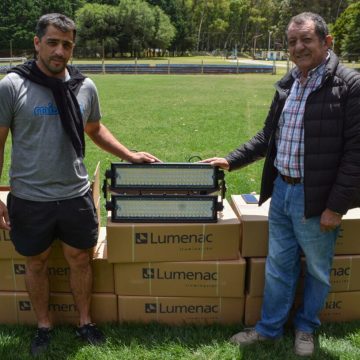 Benito Juárez | Marini entregó un subsidio al Club Loma Negra para iluminar su cancha de fútbol