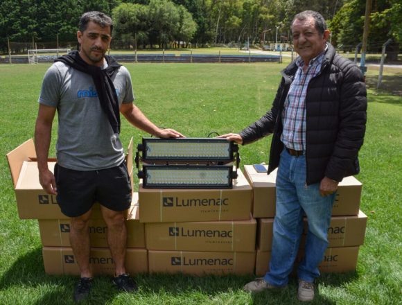 Benito Juárez | Marini entregó un subsidio al Club Loma Negra para iluminar su cancha de fútbol