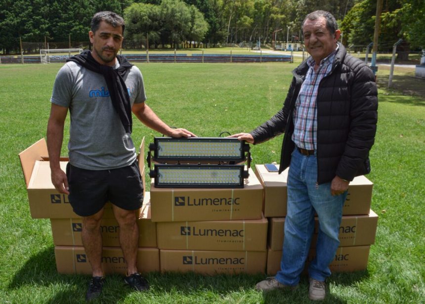 Benito Juárez | Marini entregó un subsidio al Club Loma Negra para iluminar su cancha de fútbol