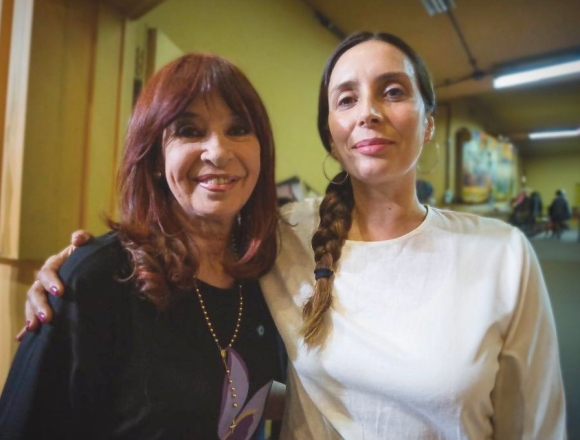 La nueva jefa de gabinete de Hurlingham acompañó a Cristina en el Congreso Educativo
