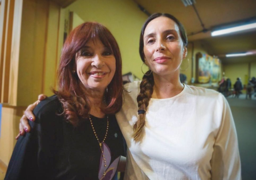 La nueva jefa de gabinete de Hurlingham acompañó a Cristina en el Congreso Educativo