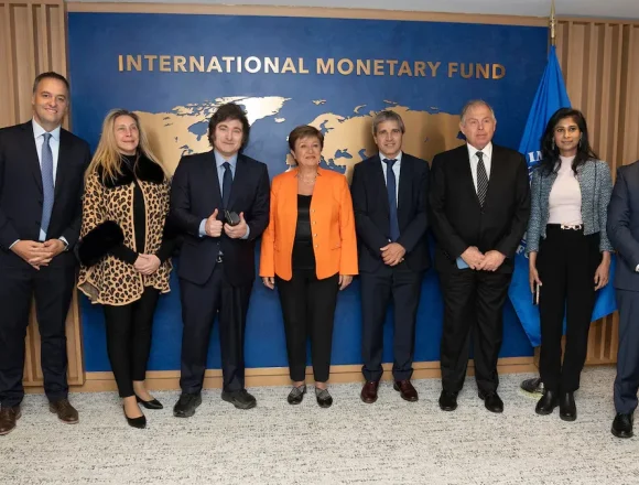 Milei firma un DNU para abrir la puerta a un nuevo acuerdo con el FMI