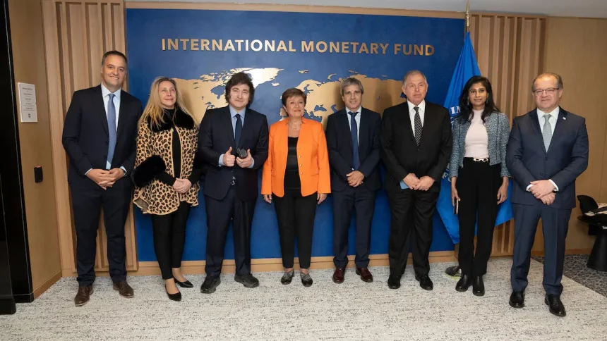 Milei firma un DNU para abrir la puerta a un nuevo acuerdo con el FMI