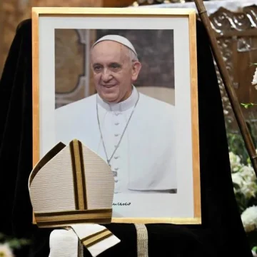 Diputados proponen instaurar un feriado nacional en homenaje al papa Francisco