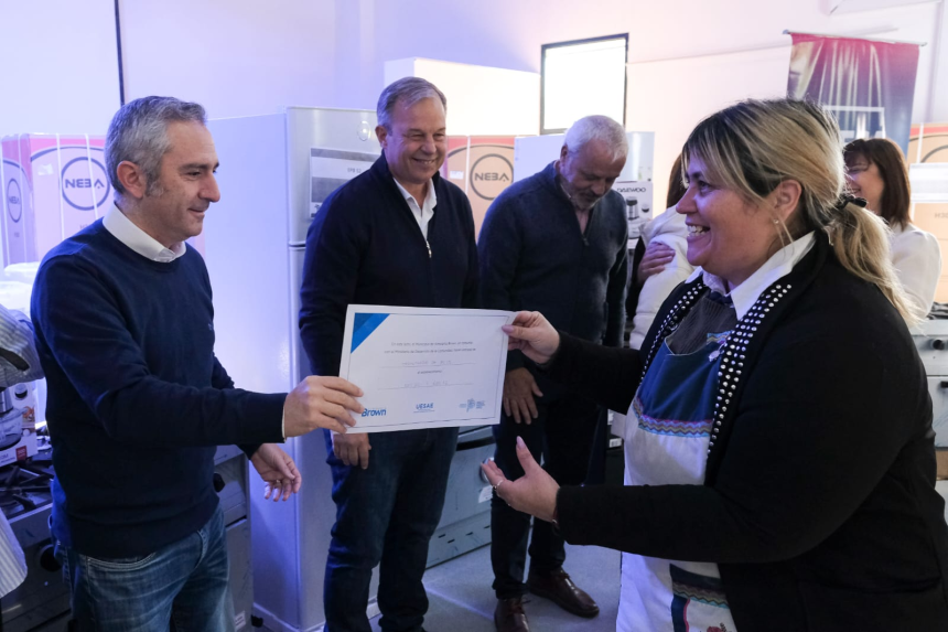 Almirante Brown | Entregaron equipamiento para comedores escolares
