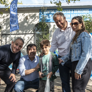 Almirante Brown | Cascallares entregó anteojos a vecinos con discapacidad