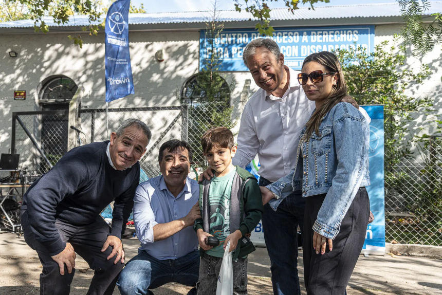 Almirante Brown | Cascallares entregó anteojos a vecinos con discapacidad