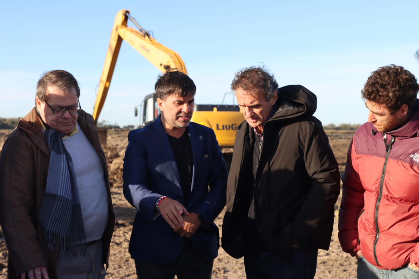 Castelli | Echarren y Katopodis supervisaron  el avance de las obras en la laguna “La Rosita”