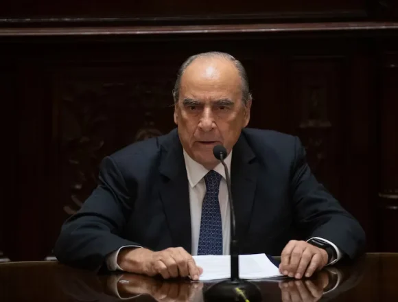 Francos volvió al Senado y enfrentó una sesión cargada de tensiones