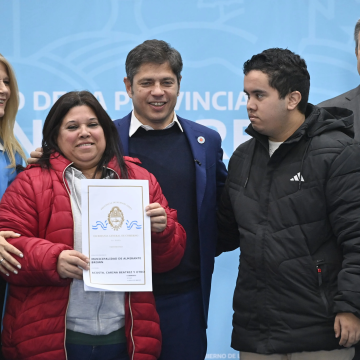 Almirante Brown | Kicillof y Magario entregaron más de mil escrituras gratuitas y criticaron las políticas de Javier Milei