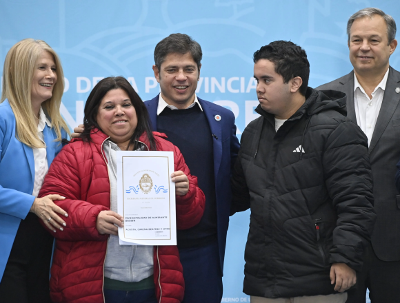image Almirante Brown | Kicillof y Magario entregaron más de mil escrituras gratuitas y criticaron las políticas de Javier Milei