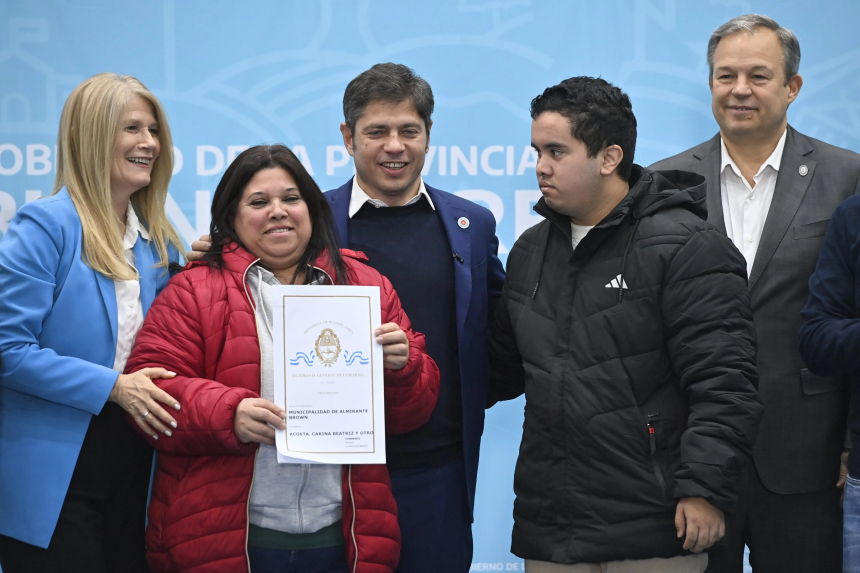 Almirante Brown | Kicillof y Magario entregaron más de mil escrituras gratuitas y criticaron las políticas de Javier Milei