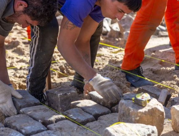 San Isidro | mejoras en jardines, escuelas y adoquinado histórico durante el receso invernal
