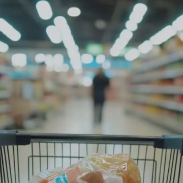 Comercios de todo el país reciben listas con aumentos tras la suba del dólar