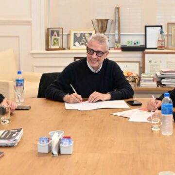 Tigre | Zamora firmó un convenio ambiental y entregó más de 160 anteojos a estudiantes